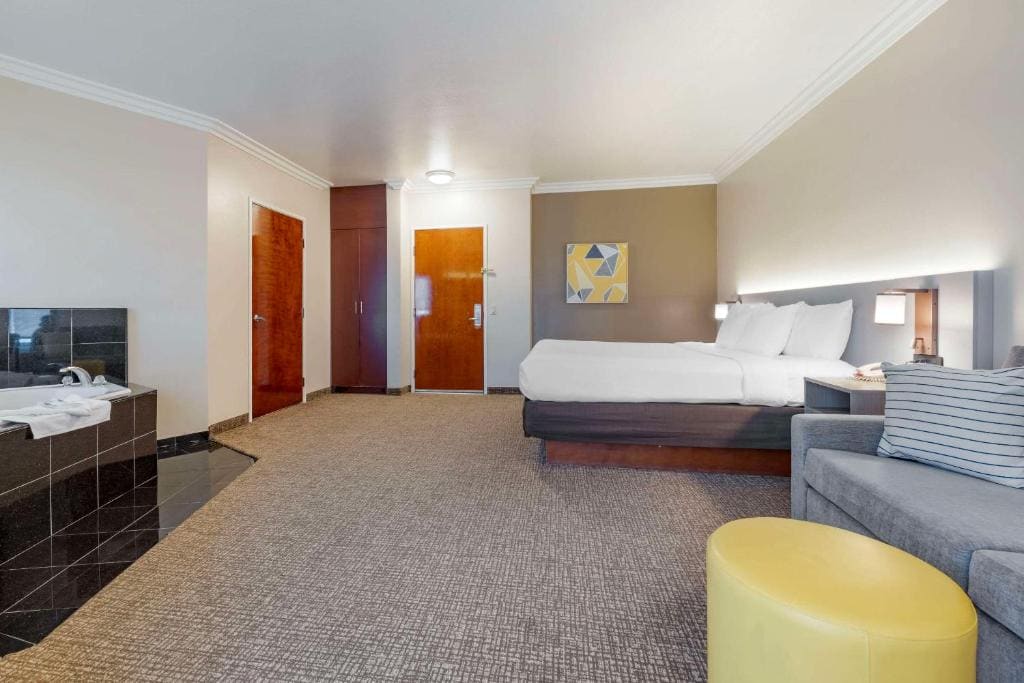 Comfort Suites Oceanside Camp Pendleton Area - View 2