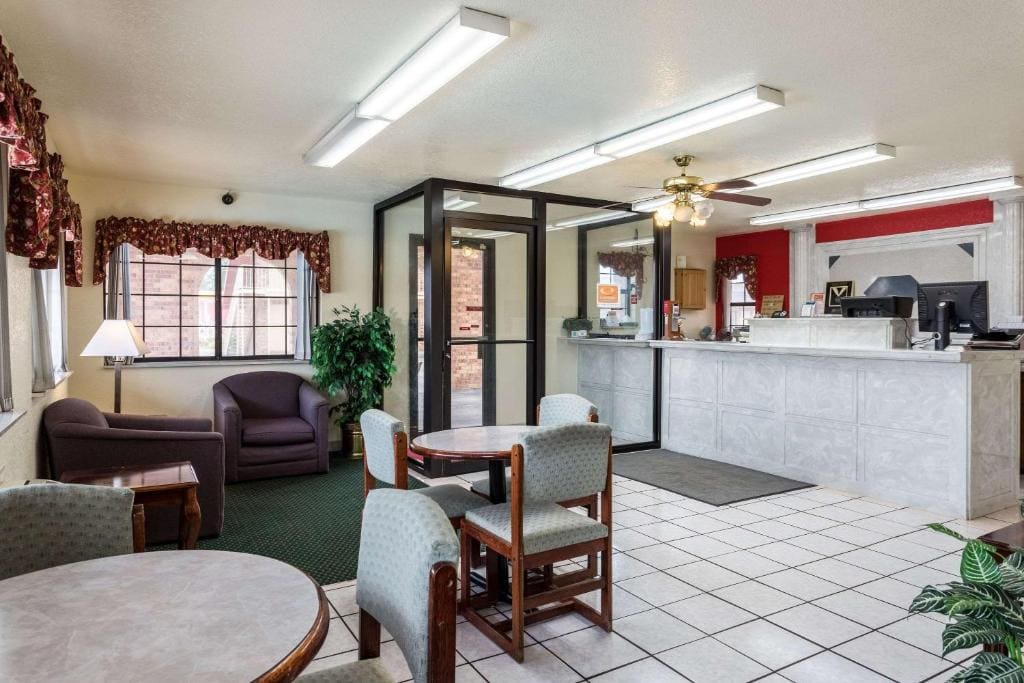 Econo Lodge & Suites Brinkley - View 3
