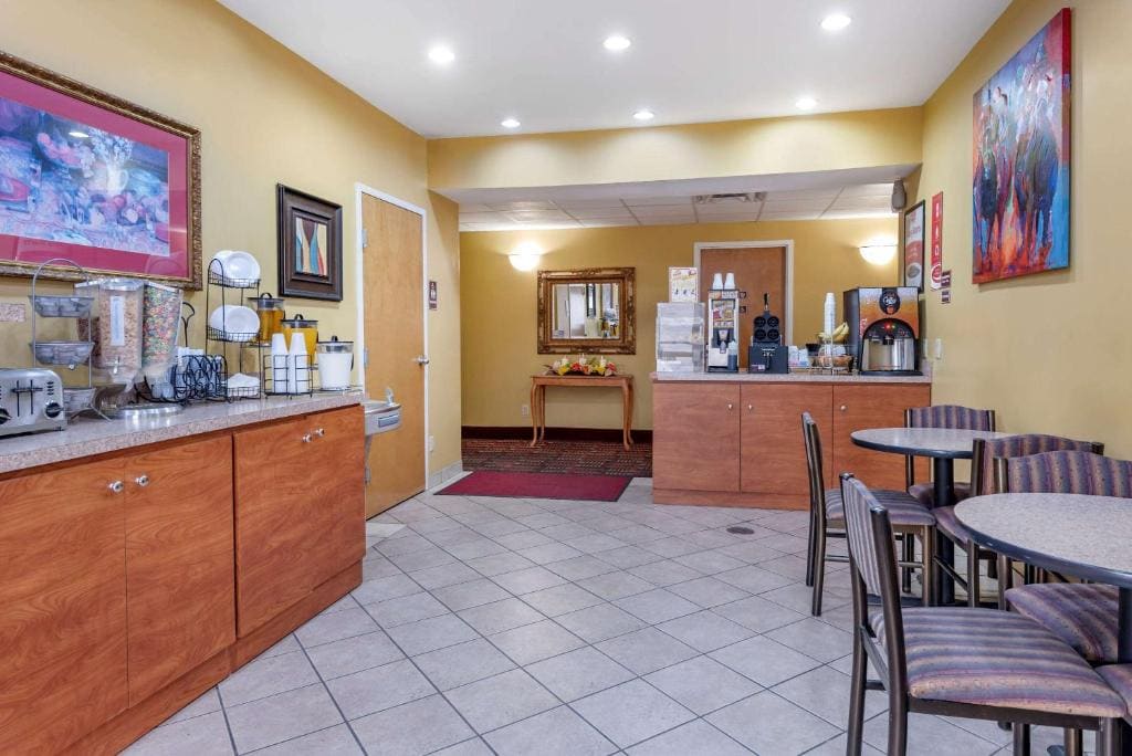 Econo Lodge Louisville Airport - View 3
