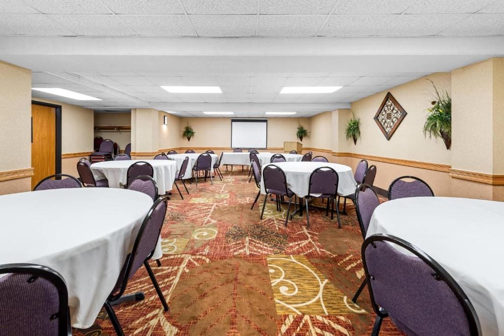 Comfort Inn at Thousand Hills - View 5