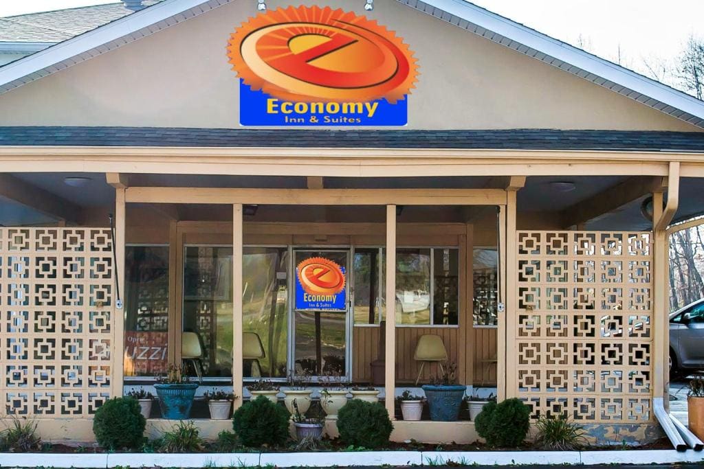 Economy Inn & Suites - Main view