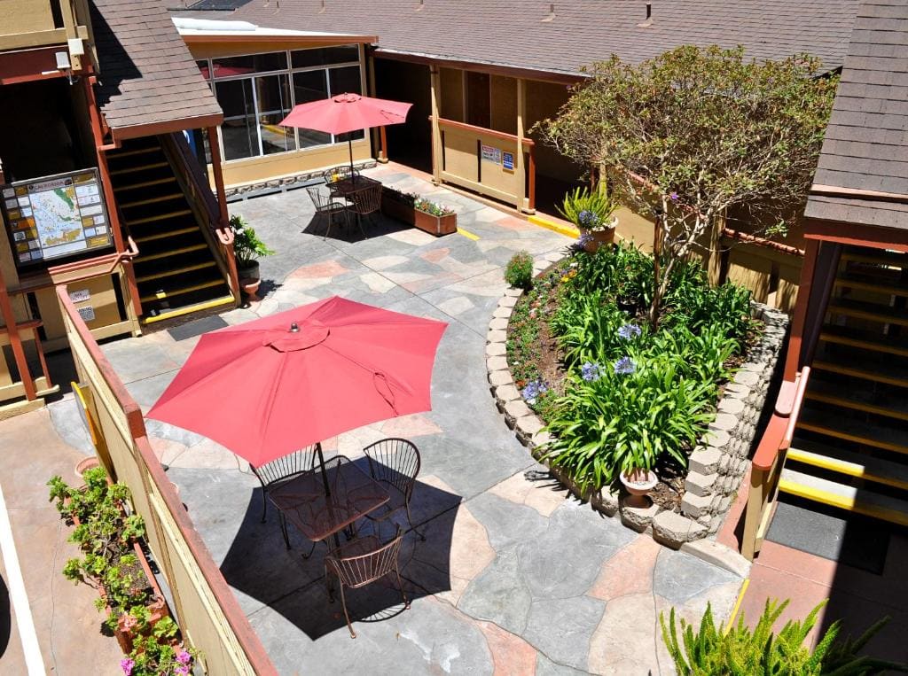 Howard Johnson by Wyndham Santa Cruz - View 6