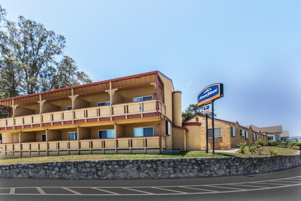 Howard Johnson by Wyndham Santa Cruz - Main view