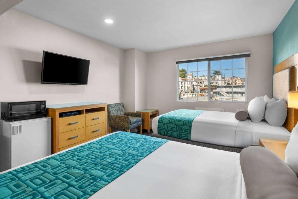 Howard Johnson by Wyndham Santa Cruz - View 2