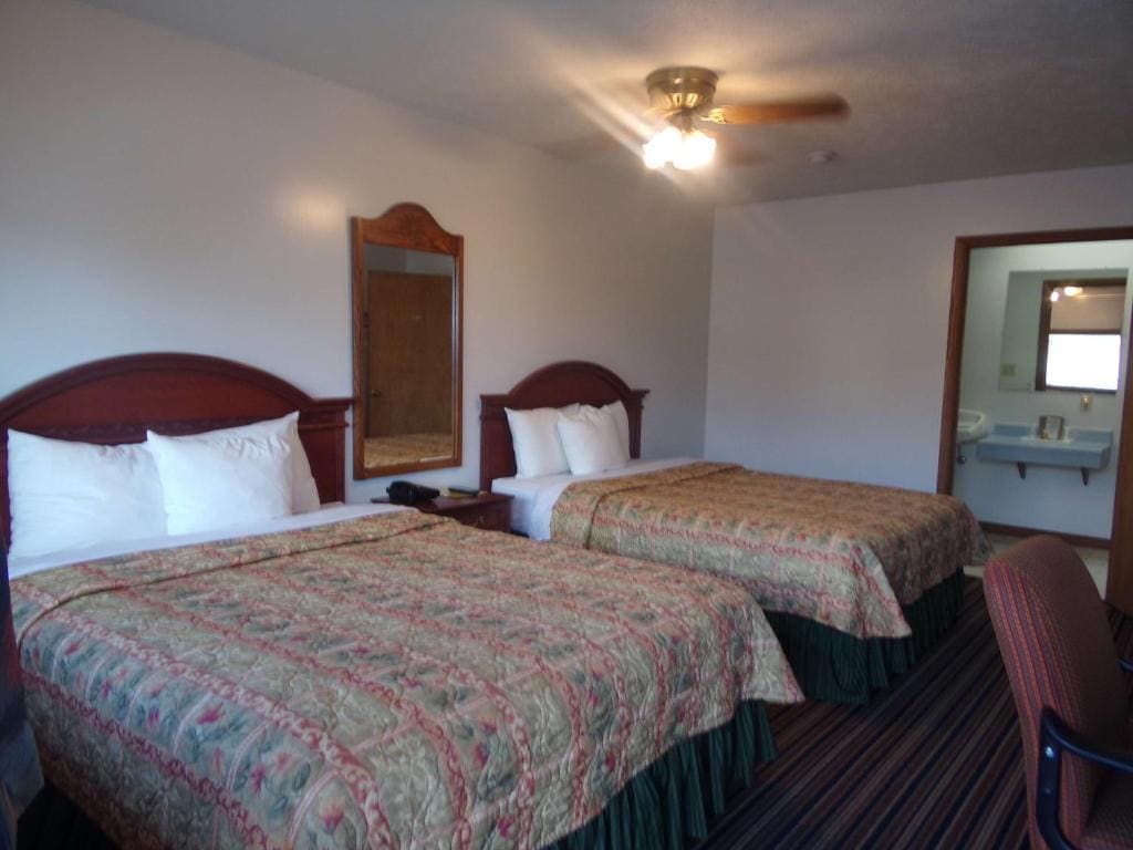 Huggy Bear Motel - Warren - View 2