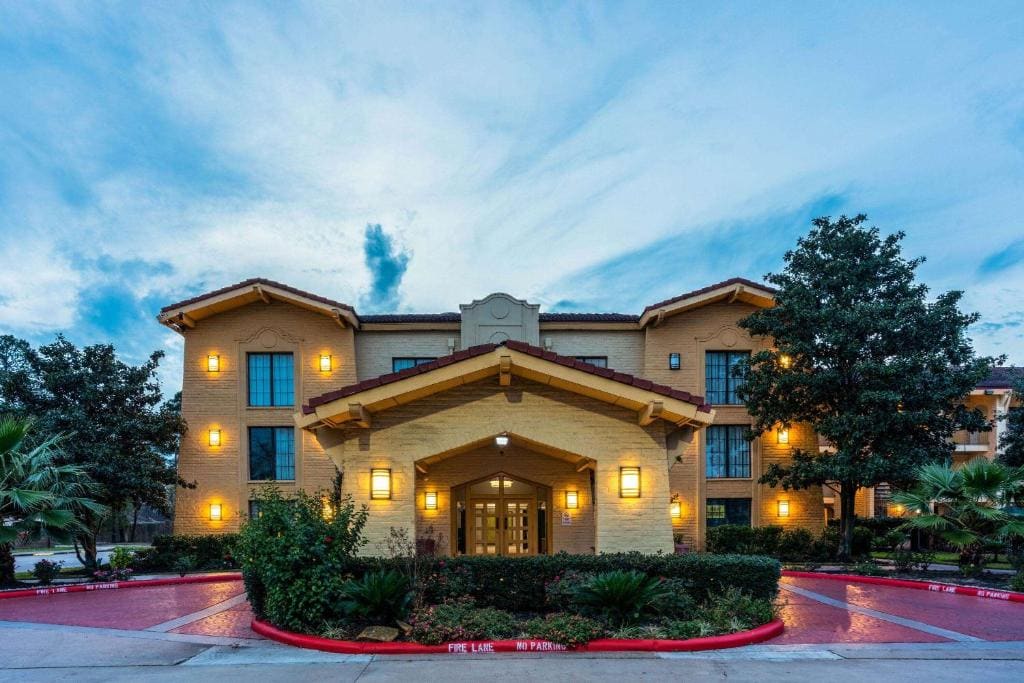 Super 8 by Wyndham The Woodlands North - View 5