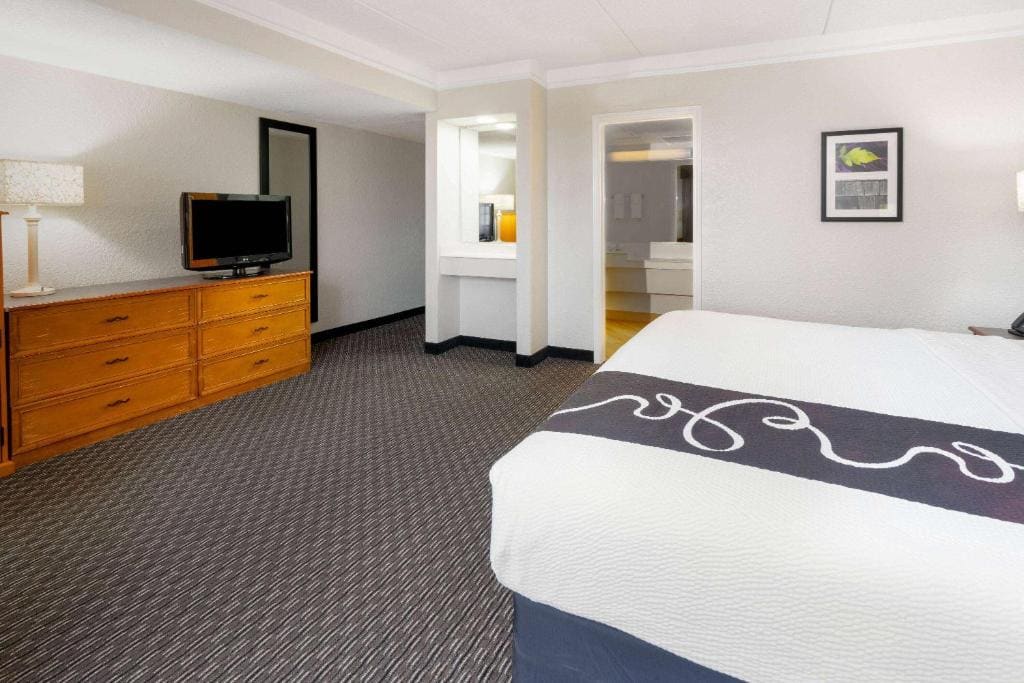 Super 8 by Wyndham The Woodlands North - View 7