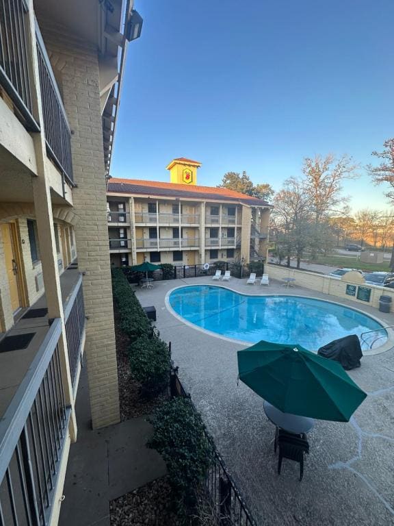 Super 8 by Wyndham The Woodlands North - View 4