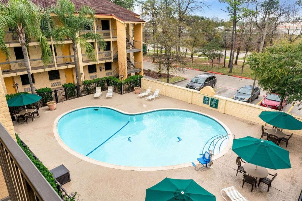 Super 8 by Wyndham The Woodlands North - View 3
