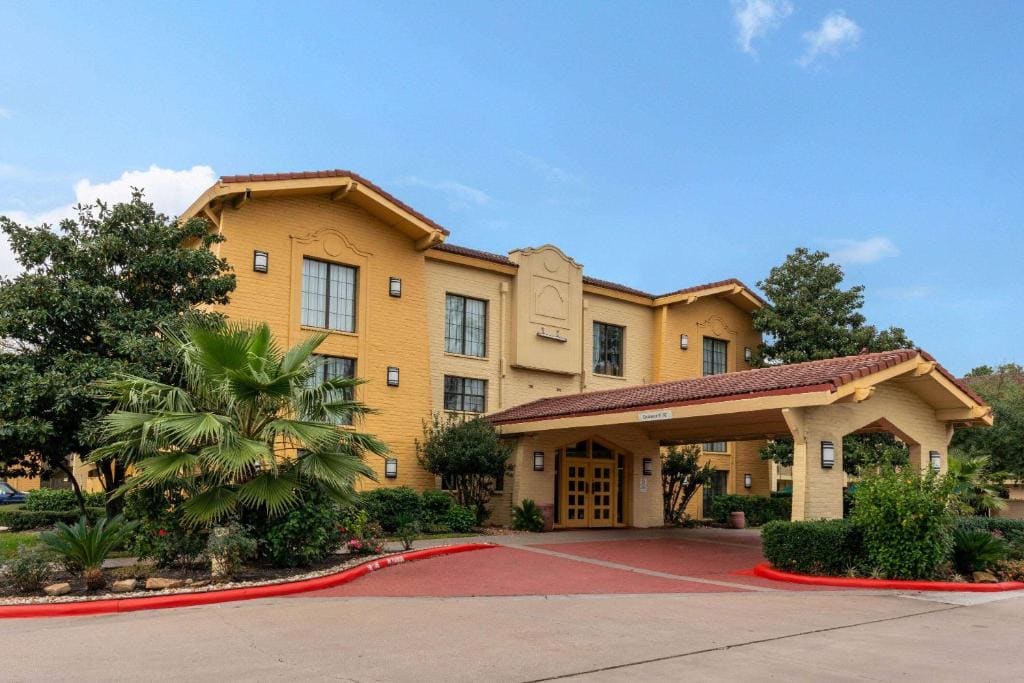 Super 8 by Wyndham The Woodlands North - Main view