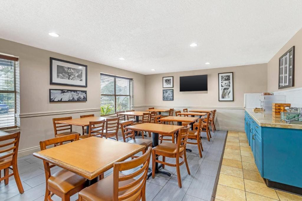 Country Inn & Suites by Radisson, Jacksonville - Orange Park - View 4