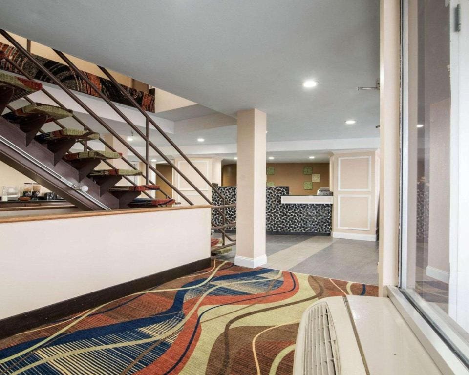Rodeway Inn Syracuse Carrier Circle - View 3