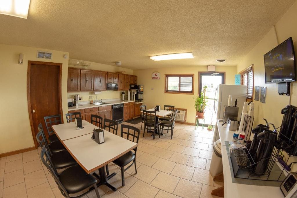Americas Best Value Inn Chanute - View 3