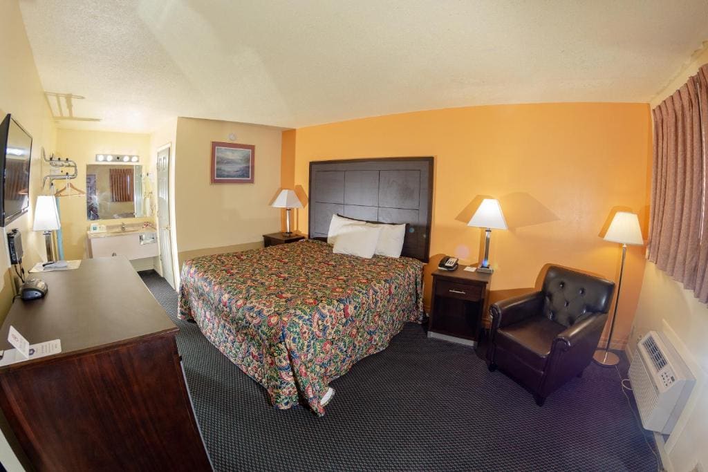 Americas Best Value Inn Chanute - View 6
