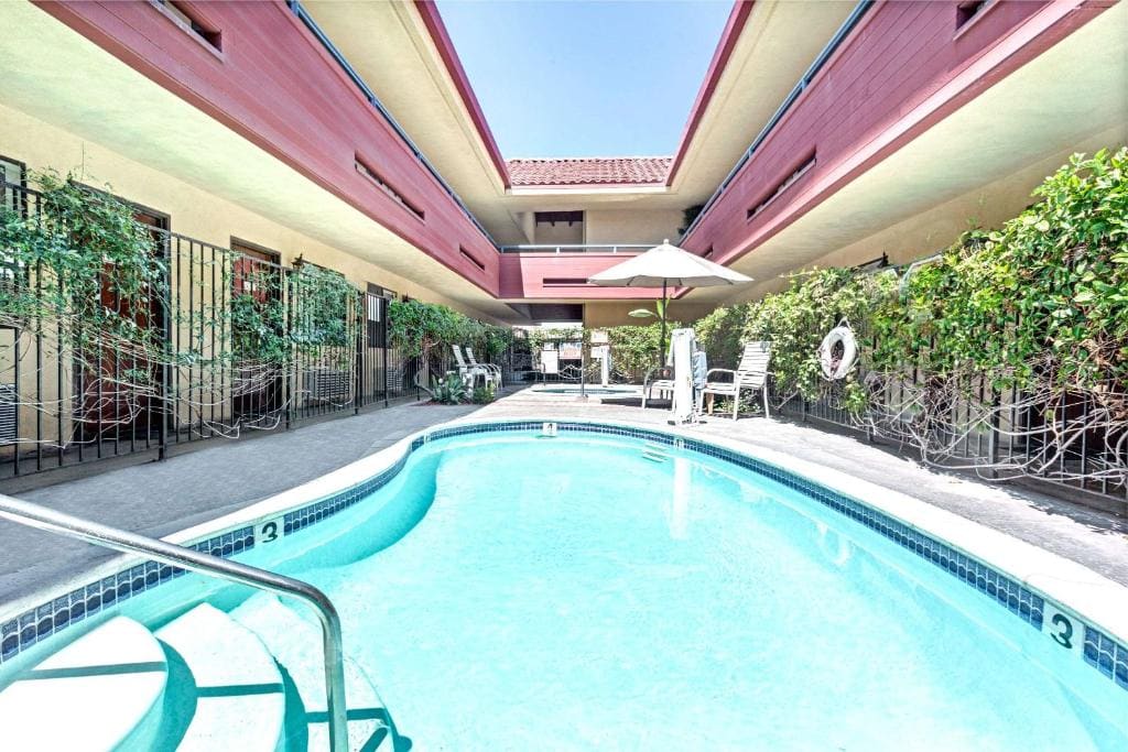 Vantage Point Inn - Woodland Hills - View 3