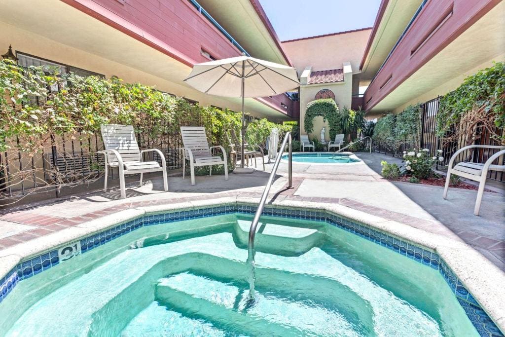 Vantage Point Inn - Woodland Hills - View 4