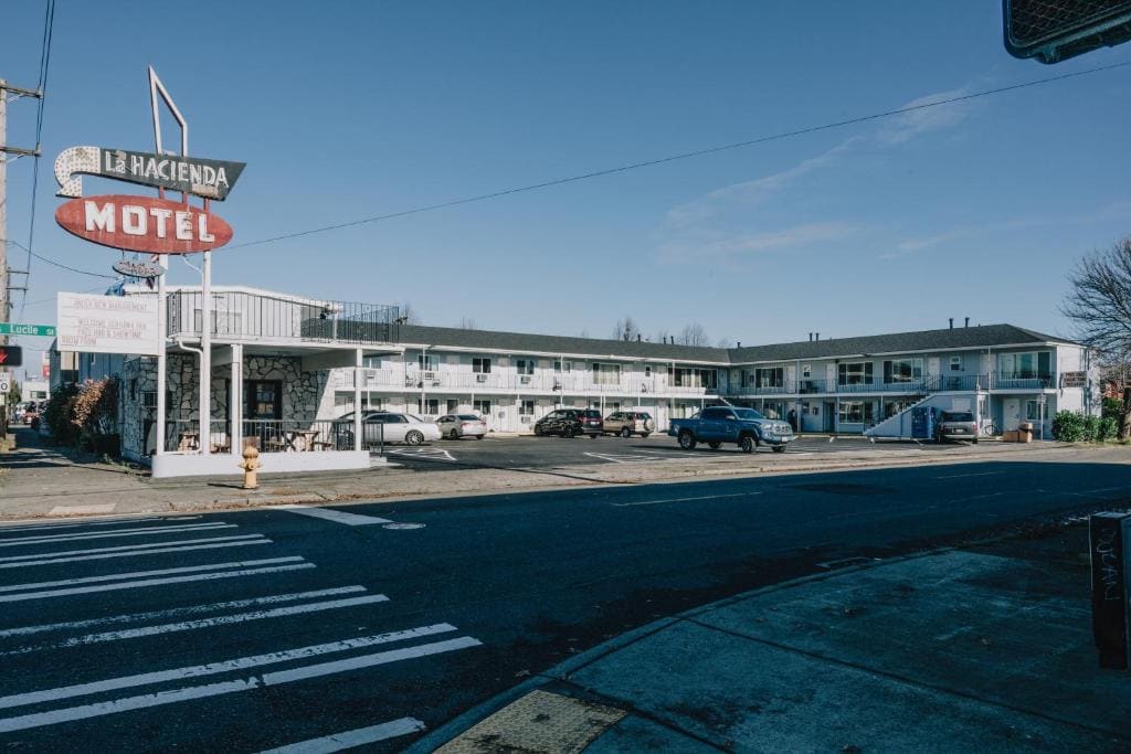 La Hacienda Motel - Main view