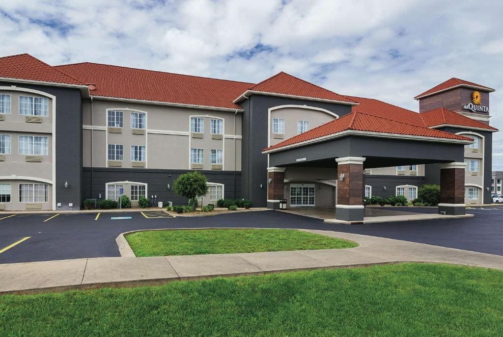 La Quinta by Wyndham Bowling Green - Main view