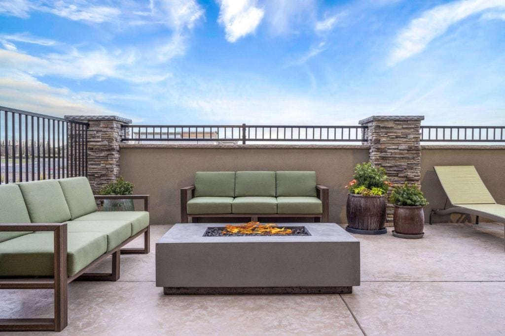 La Quinta Inn and Suites by Wyndham Lincoln - View 7