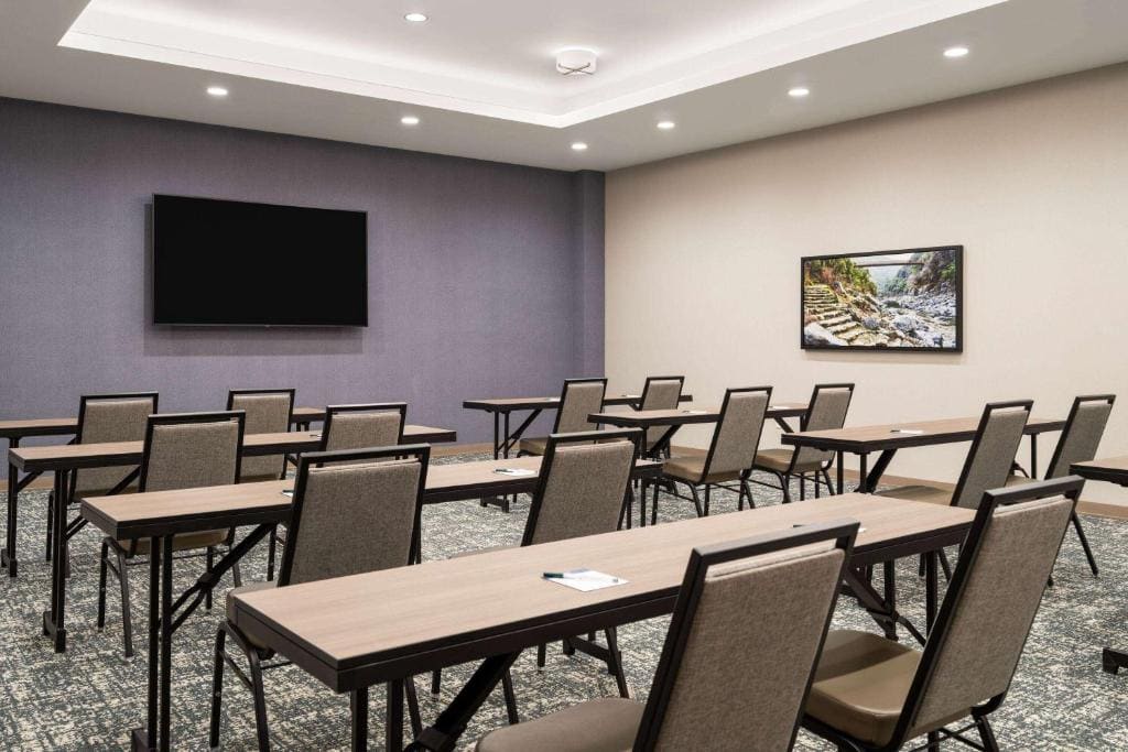 La Quinta Inn and Suites by Wyndham Lincoln - View 6