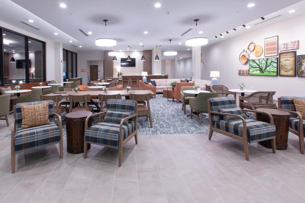 La Quinta Inn and Suites by Wyndham Lincoln - View 4