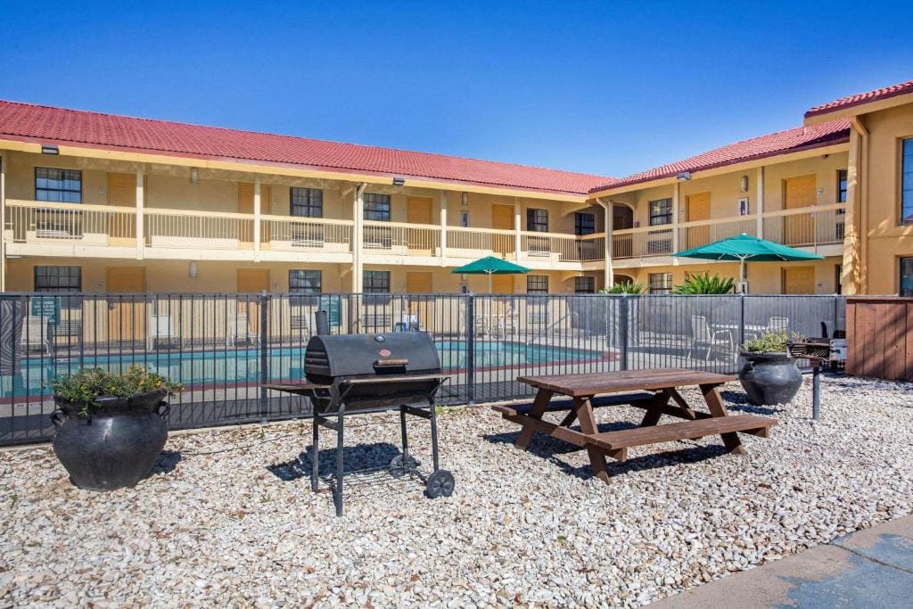 Super 8 by Wyndham Eagle Pass - View 4
