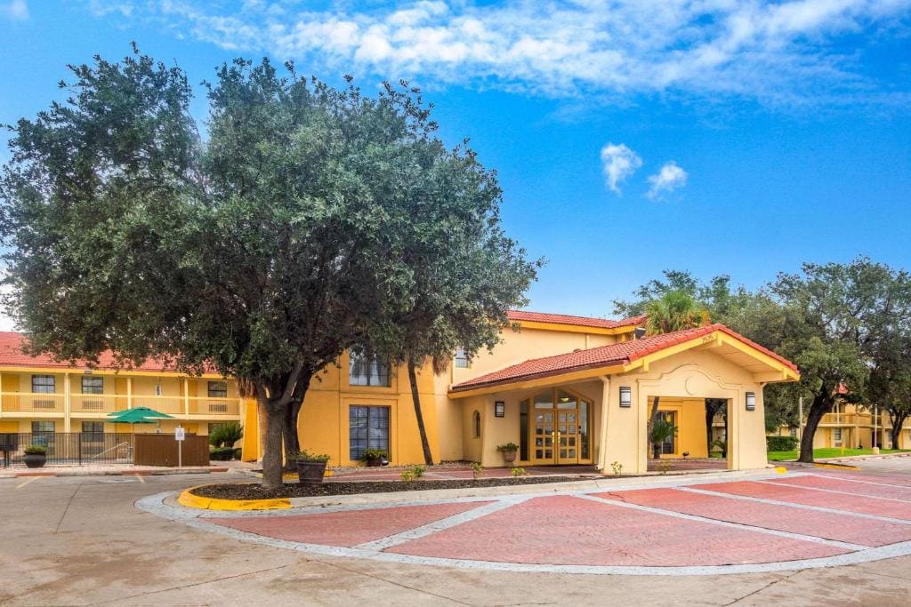 Super 8 by Wyndham Eagle Pass - Main view
