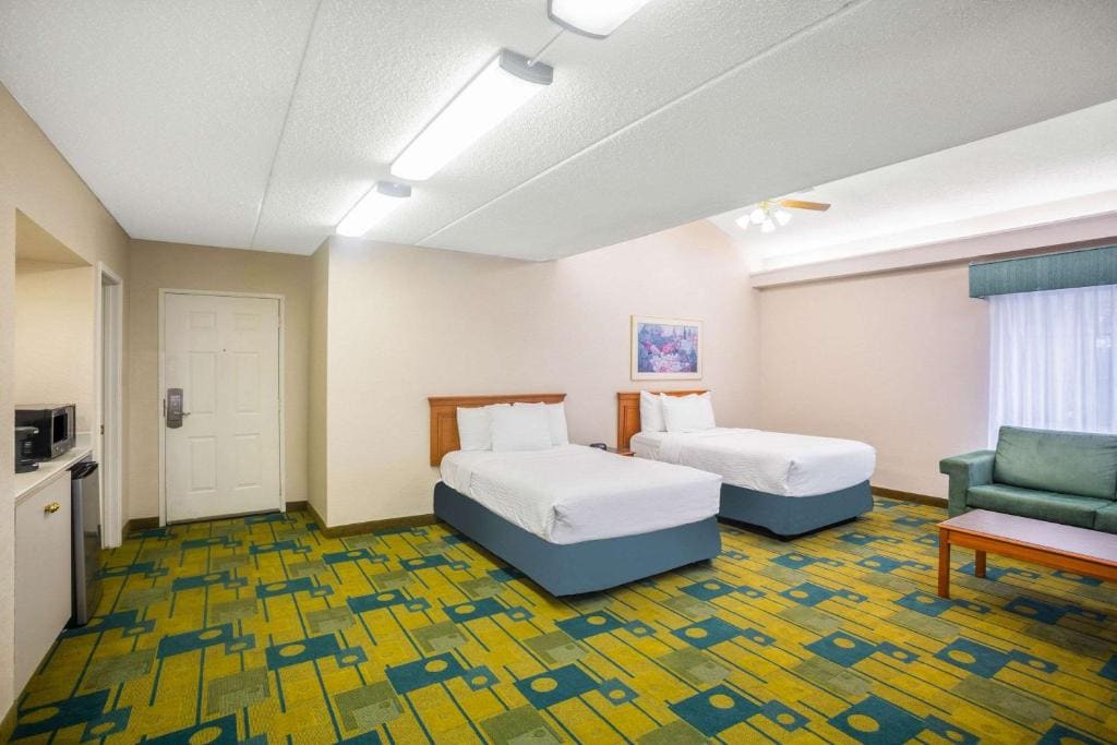 Super 8 by Wyndham Eagle Pass - View 6