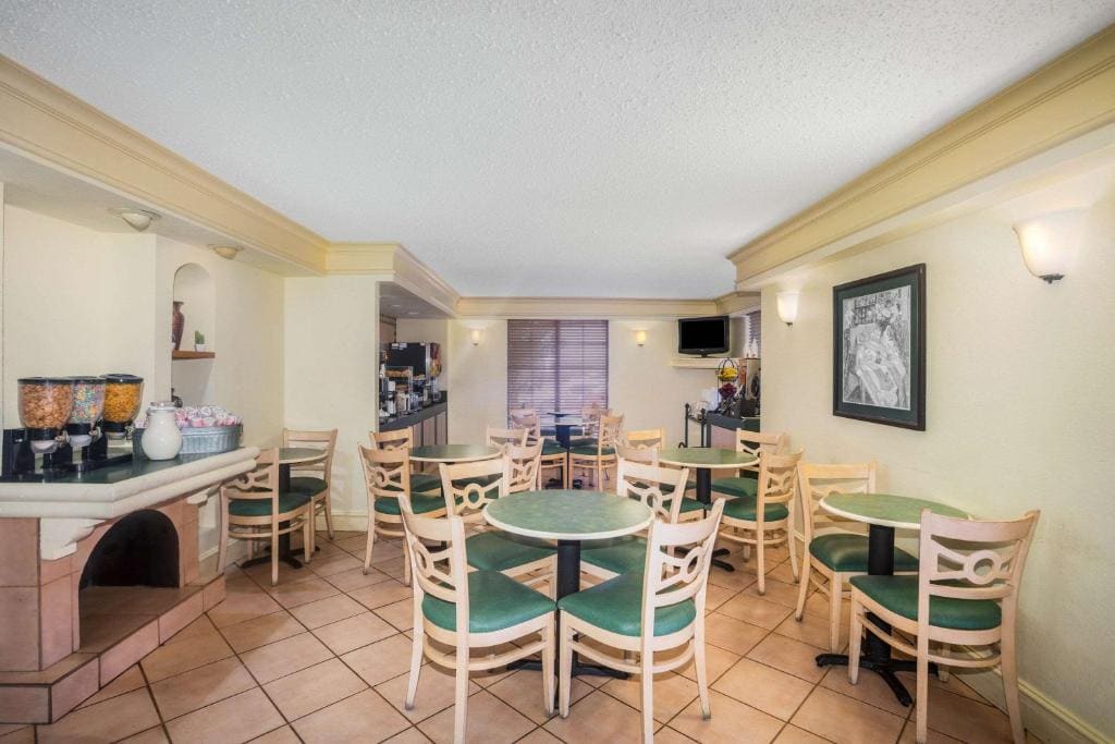 Super 8 by Wyndham Eagle Pass - View 3