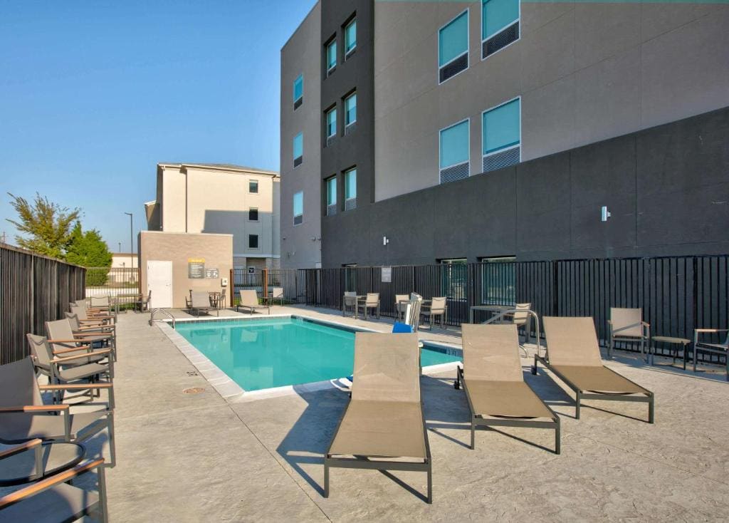La Quinta Inn & Suites by Wyndham Dallas/Fairpark - View 4