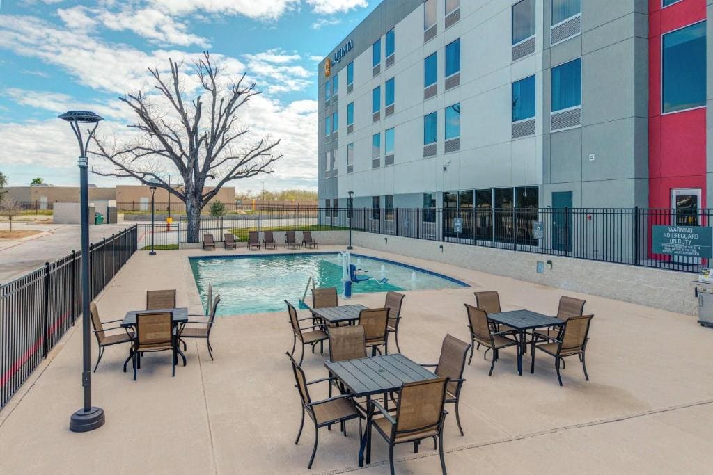 La Quinta Inn & Suites by Wyndham Eagle Pass - View 5