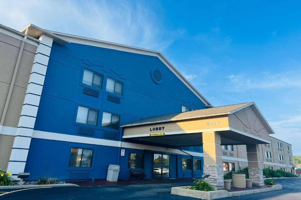 AmericInn by Wyndham Glendale Milwaukee - View 5