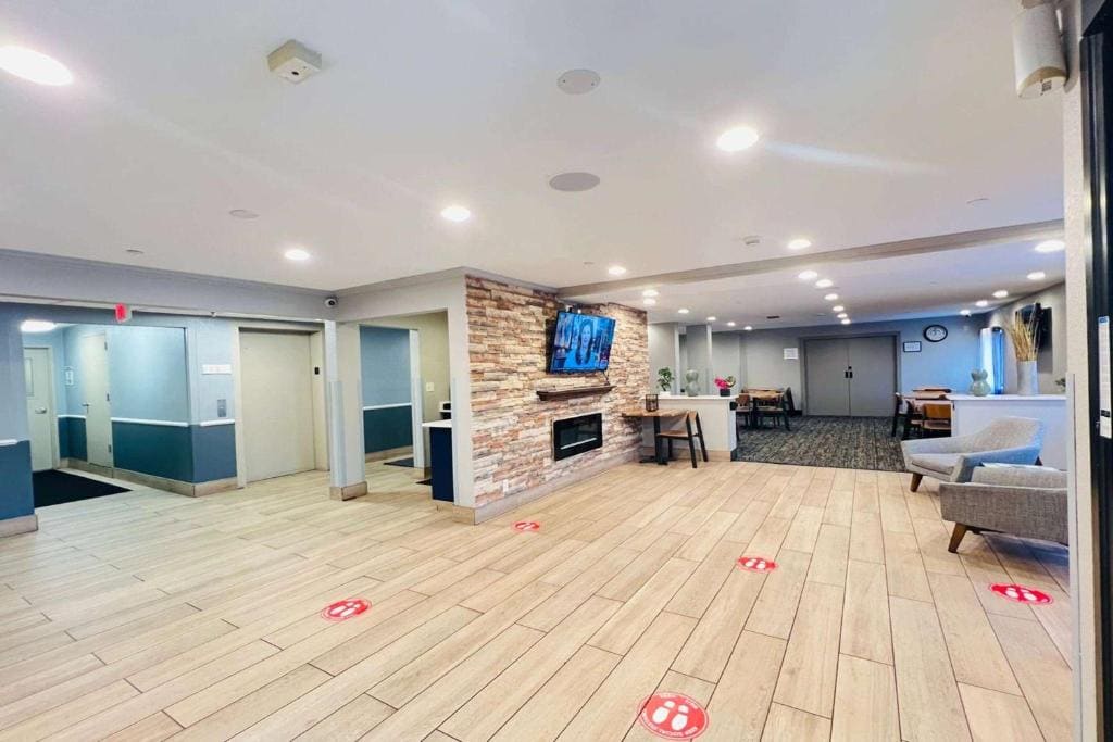 AmericInn by Wyndham Glendale Milwaukee - View 4
