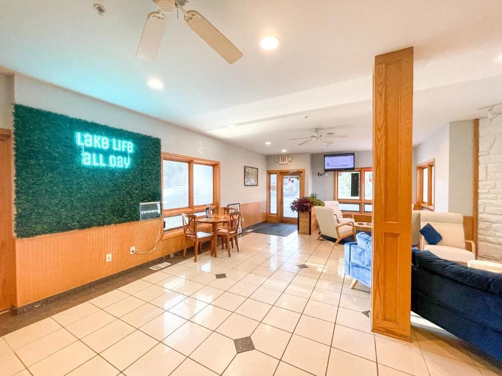 Lake Bluff Inn and Suites - View 3