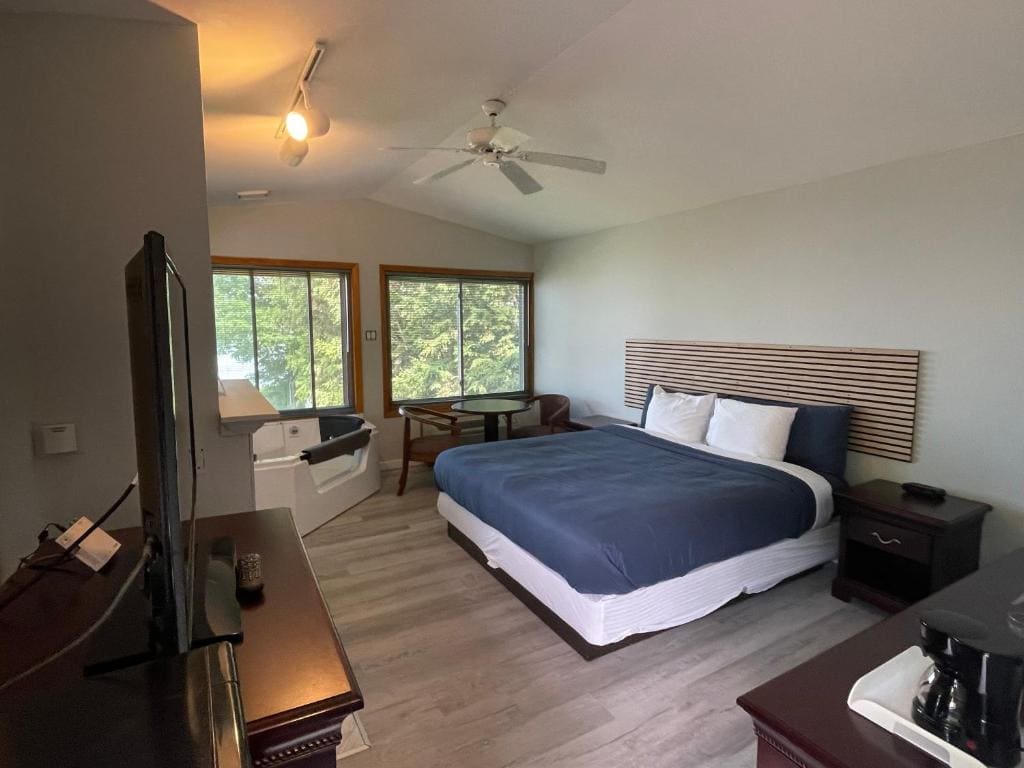 Lake Bluff Inn and Suites - View 7