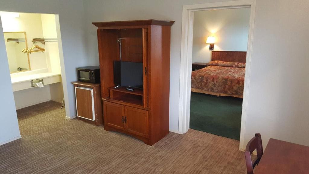 Lake Eufaula Inn & Suites - View 4