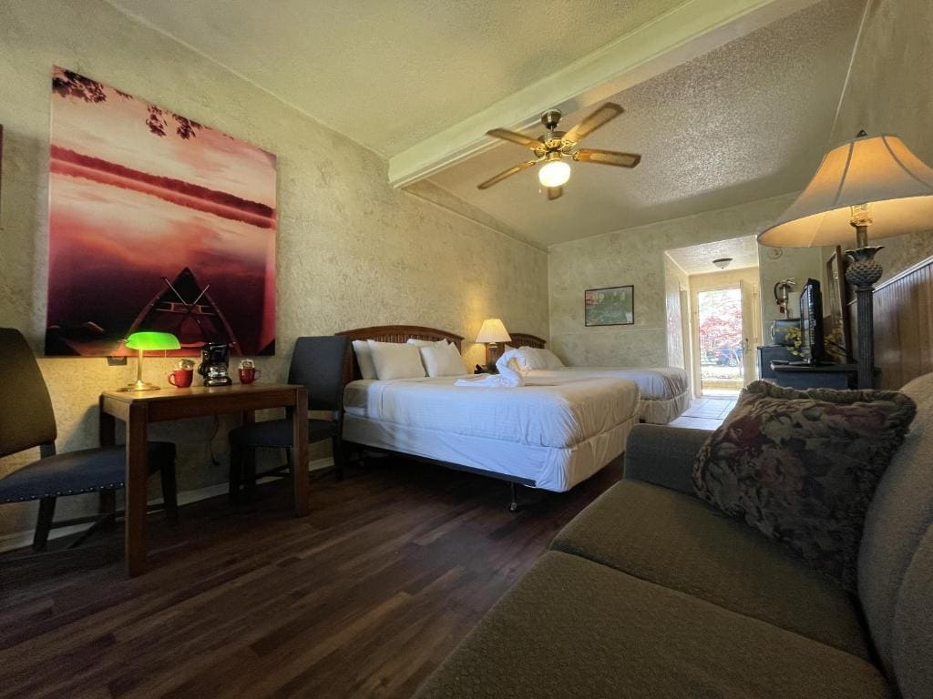 Mountain Harbor King Guest Room on Lake Ouachita - View 7