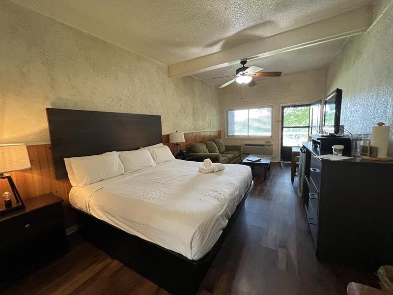 Mountain Harbor King Guest Room on Lake Ouachita - View 2
