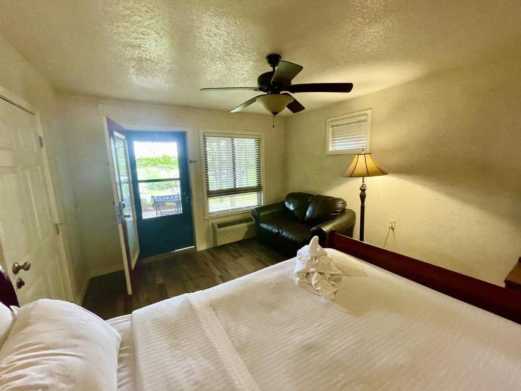 Lake view queen Guest Room with two queens and deck - View 7