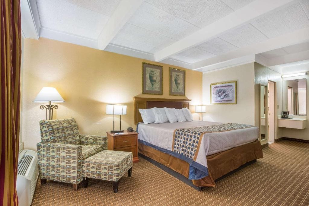Super 8 by Wyndham Macon GA - View 2