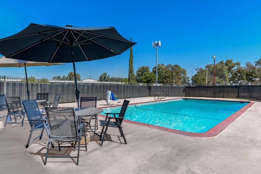 Studio 6 Suites Madera, CA Yosemite - View 3