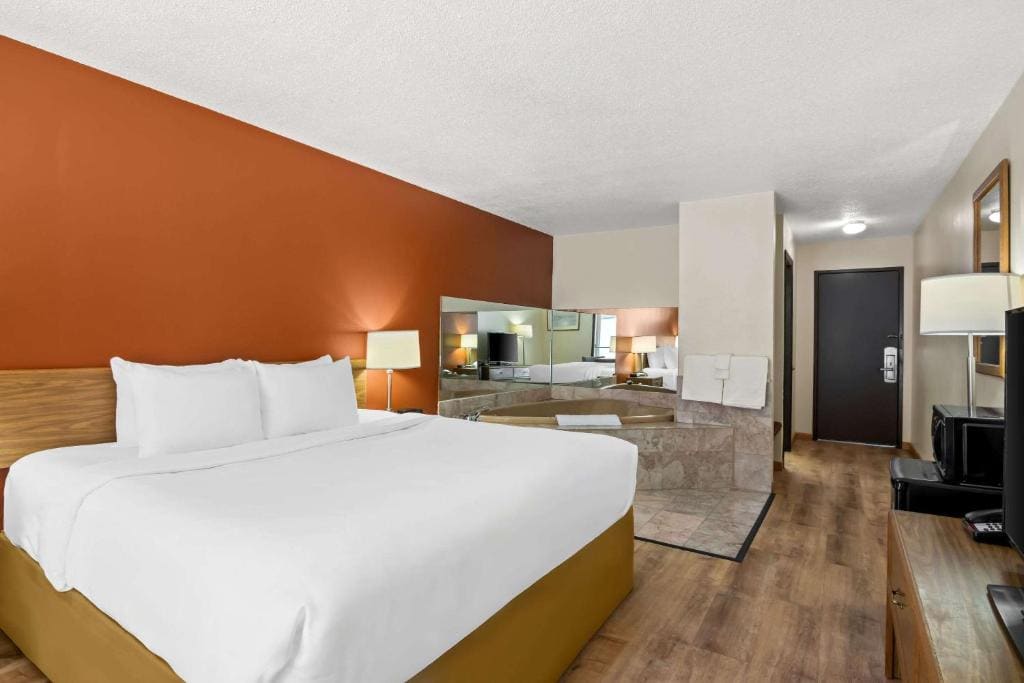 Econo Lodge Manistee - View 7