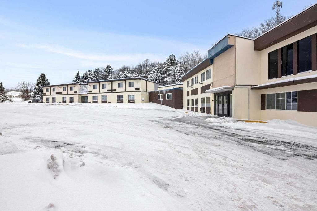 Econo Lodge Manistee - View 4