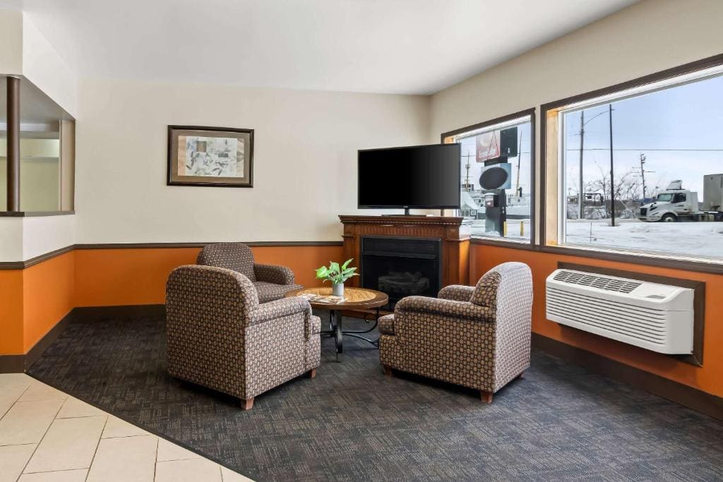 Econo Lodge Manistee - View 3