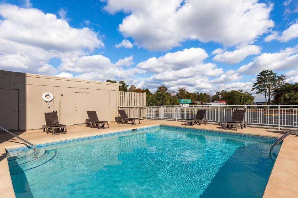 Super 8 by Wyndham Myrtle Beach/Market Common Area - View 5