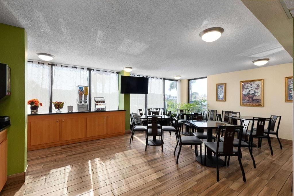 Super 8 by Wyndham Myrtle Beach/Market Common Area - View 4