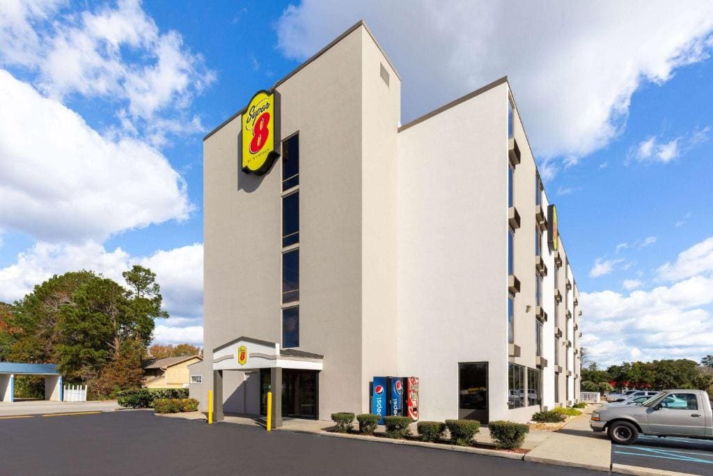 Super 8 by Wyndham Myrtle Beach/Market Common Area - Main view