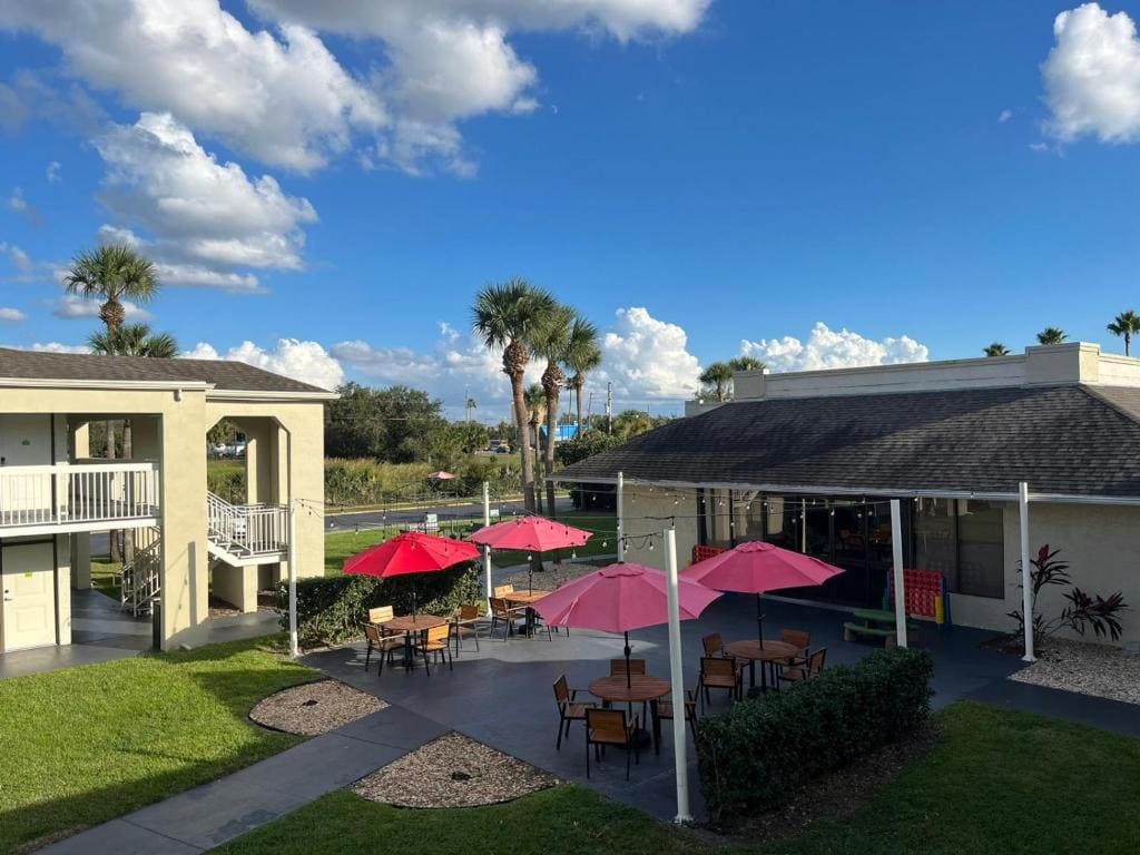 Newly renovated room in cozy hotel near Disney 2 - View 6
