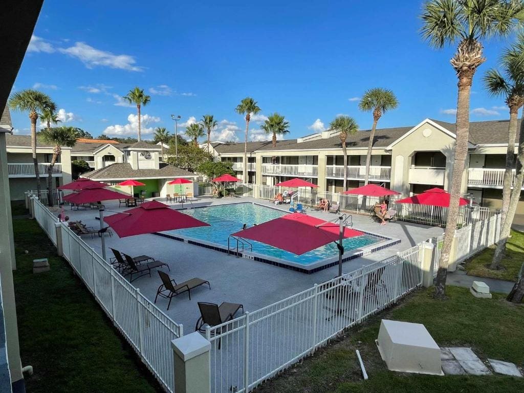 Newly renovated room in cozy hotel near Disney 2 - View 5