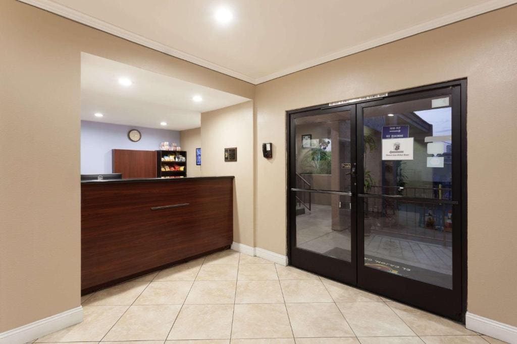 Super 8 by Wyndham El Cajon San Diego - View 4
